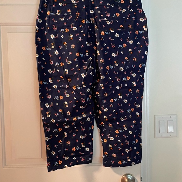 St. John's Bay Floral Capris - Picture 3 of 6